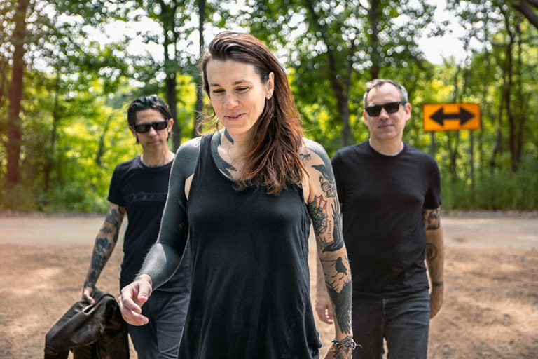 LAURA JANE GRACE & The Devouring Mothers streamen „The Airplane Song“