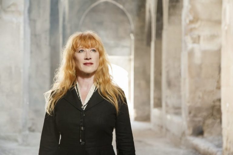 Celtic-Folk-Meisterin LOREENA MCKENNITT mit zusätzlichen Konzerten